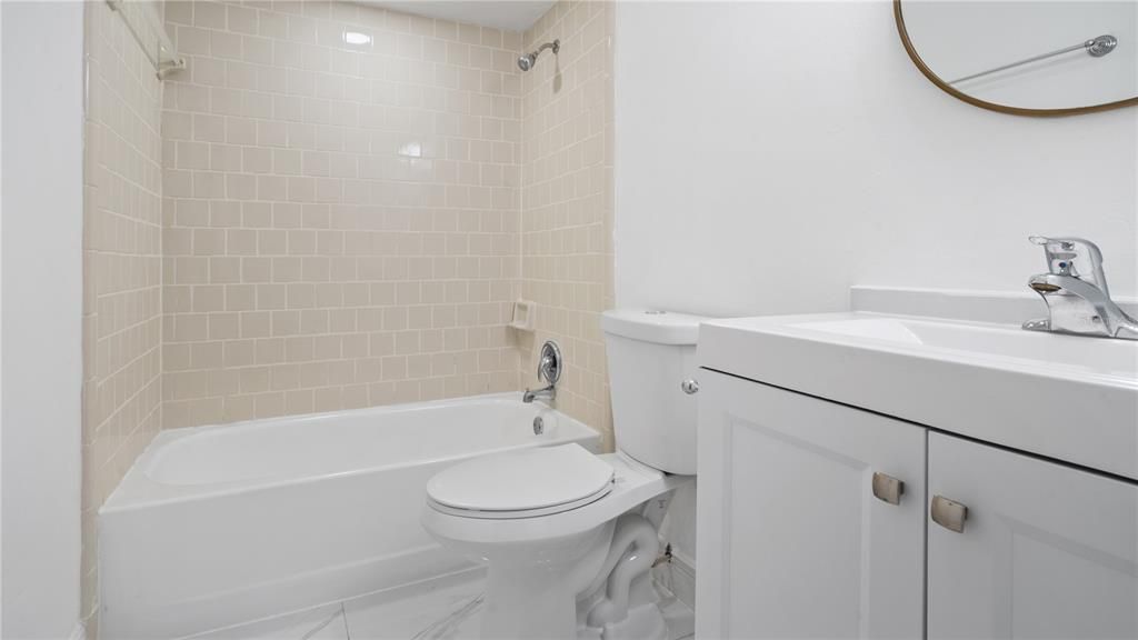 For Sale: $275,000 (2 beds, 2 baths, 958 Square Feet)