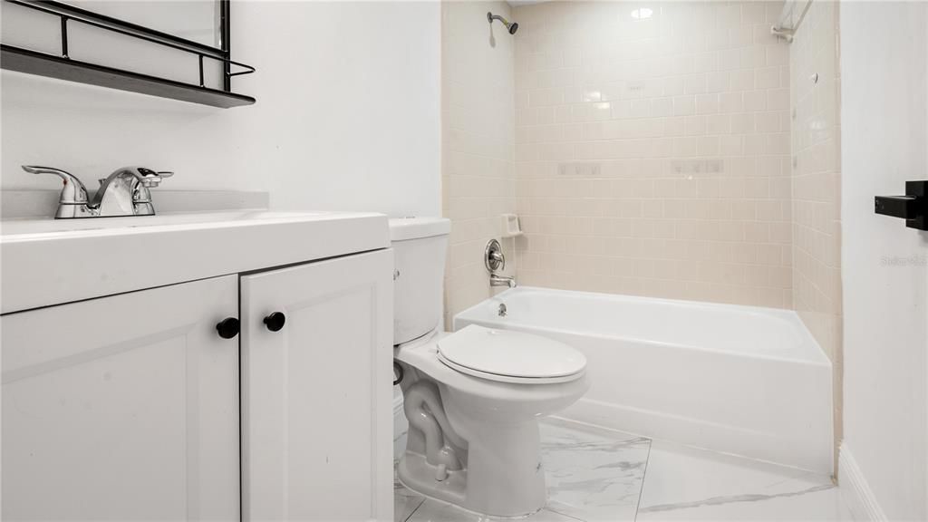 For Sale: $275,000 (2 beds, 2 baths, 958 Square Feet)