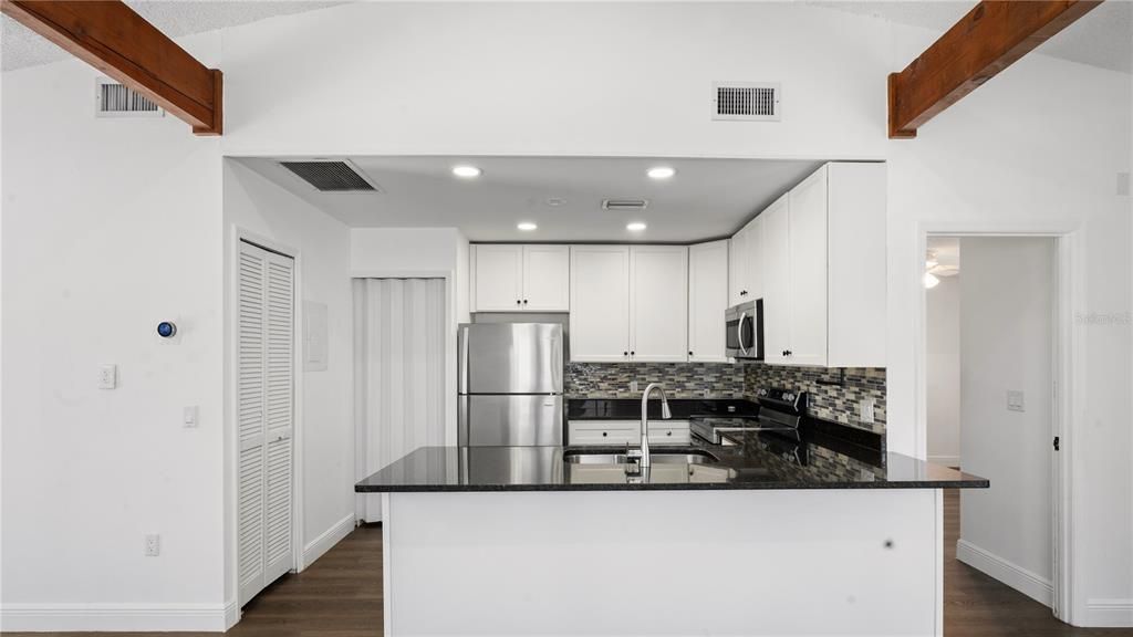 For Sale: $275,000 (2 beds, 2 baths, 958 Square Feet)