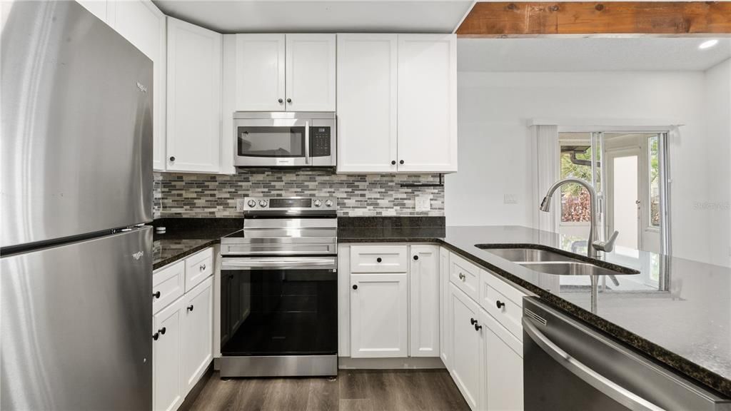 For Sale: $275,000 (2 beds, 2 baths, 958 Square Feet)