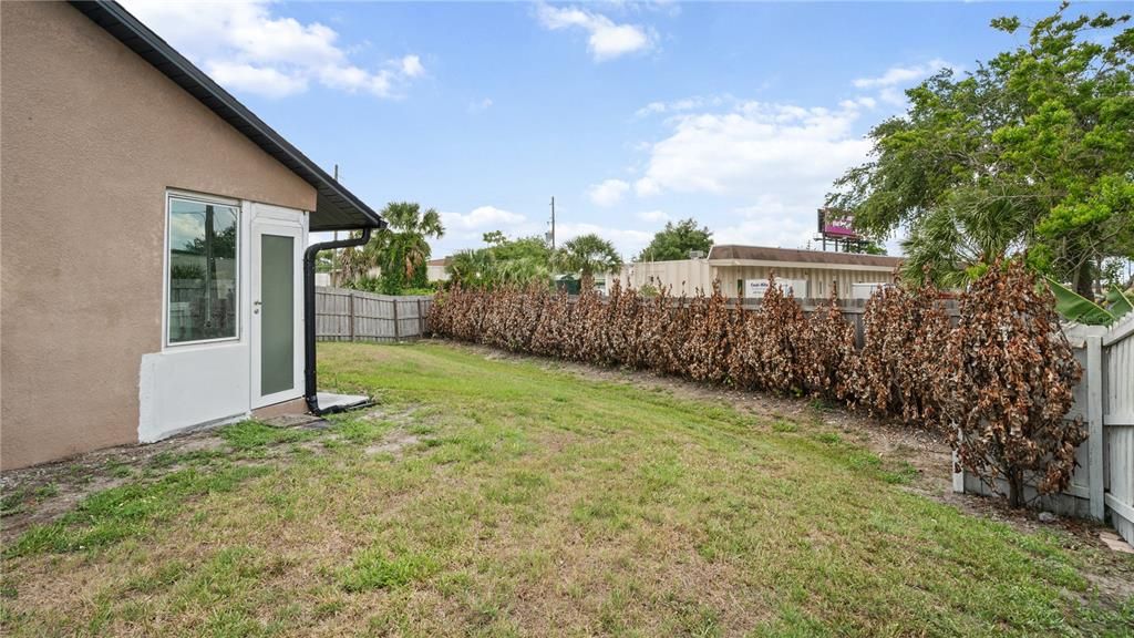 For Sale: $275,000 (2 beds, 2 baths, 958 Square Feet)