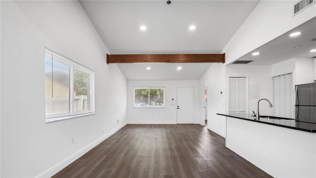 For Sale: $275,000 (2 beds, 2 baths, 958 Square Feet)