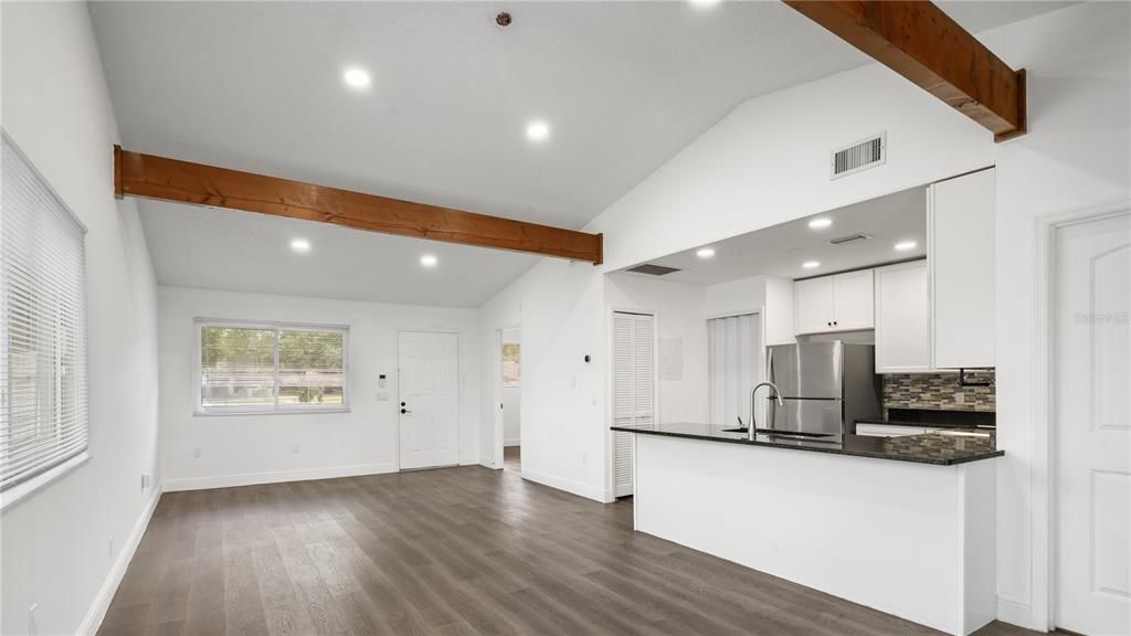 For Sale: $275,000 (2 beds, 2 baths, 958 Square Feet)