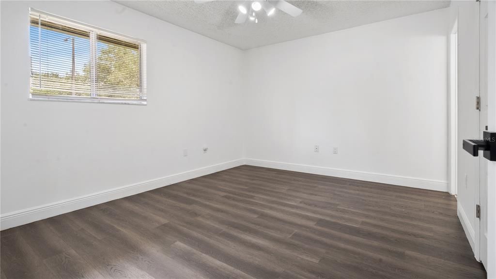For Sale: $275,000 (2 beds, 2 baths, 958 Square Feet)