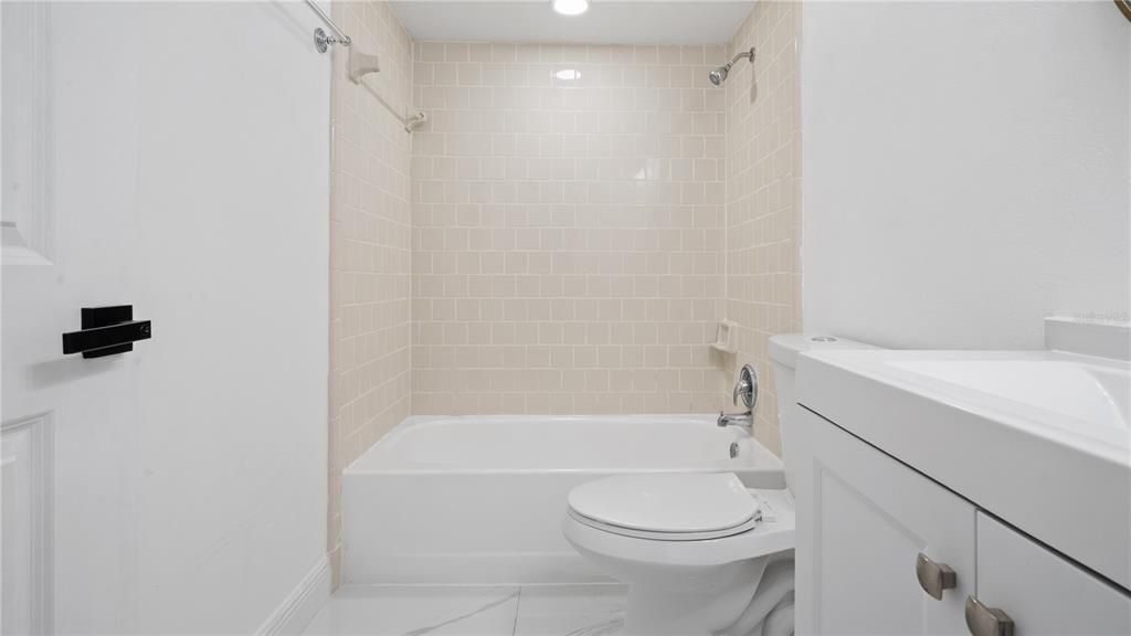 For Sale: $275,000 (2 beds, 2 baths, 958 Square Feet)