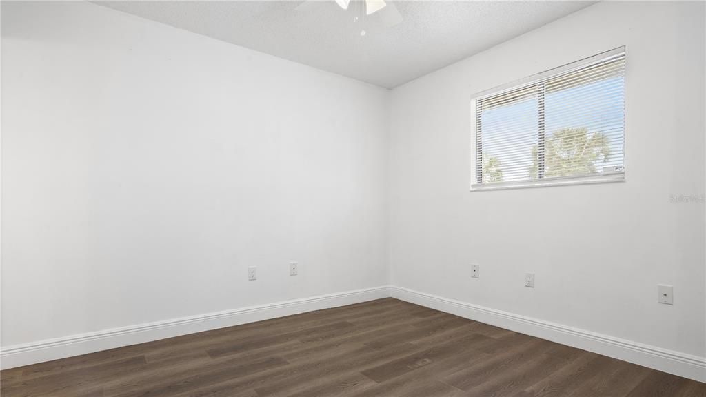 For Sale: $275,000 (2 beds, 2 baths, 958 Square Feet)