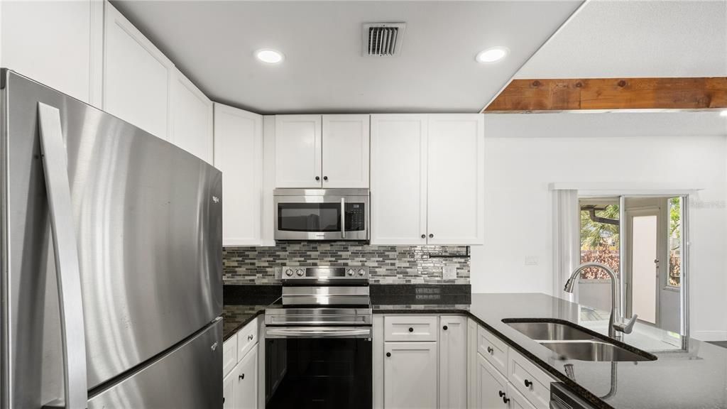 For Sale: $275,000 (2 beds, 2 baths, 958 Square Feet)