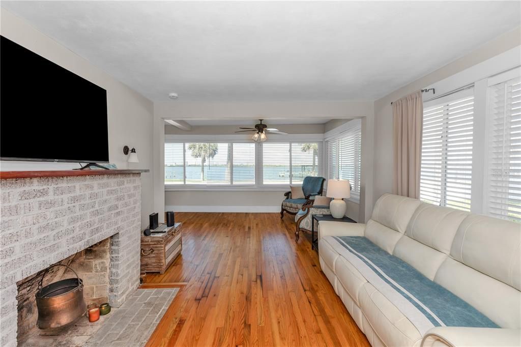 Active With Contract: $669,000 (3 beds, 1 baths, 1293 Square Feet)