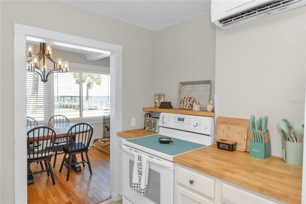 Active With Contract: $669,000 (3 beds, 1 baths, 1293 Square Feet)