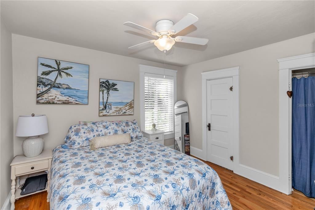 Active With Contract: $669,000 (3 beds, 1 baths, 1293 Square Feet)