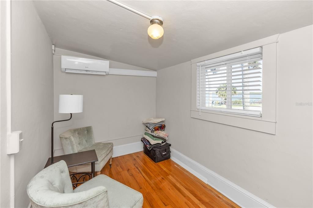 Active With Contract: $669,000 (3 beds, 1 baths, 1293 Square Feet)
