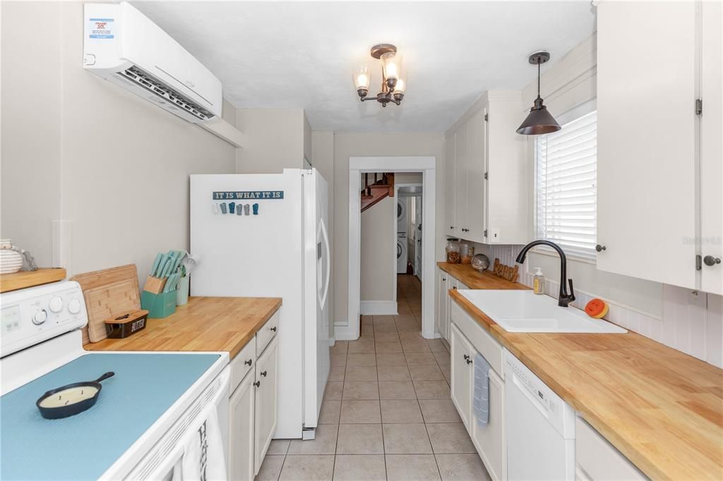 Active With Contract: $669,000 (3 beds, 1 baths, 1293 Square Feet)