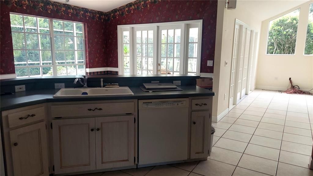 Под контрактом: $439,999 (3 спален, 2 ванн, 2095 Квадратных фут)