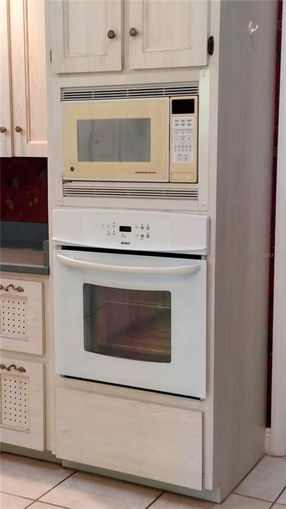 Под контрактом: $439,999 (3 спален, 2 ванн, 2095 Квадратных фут)