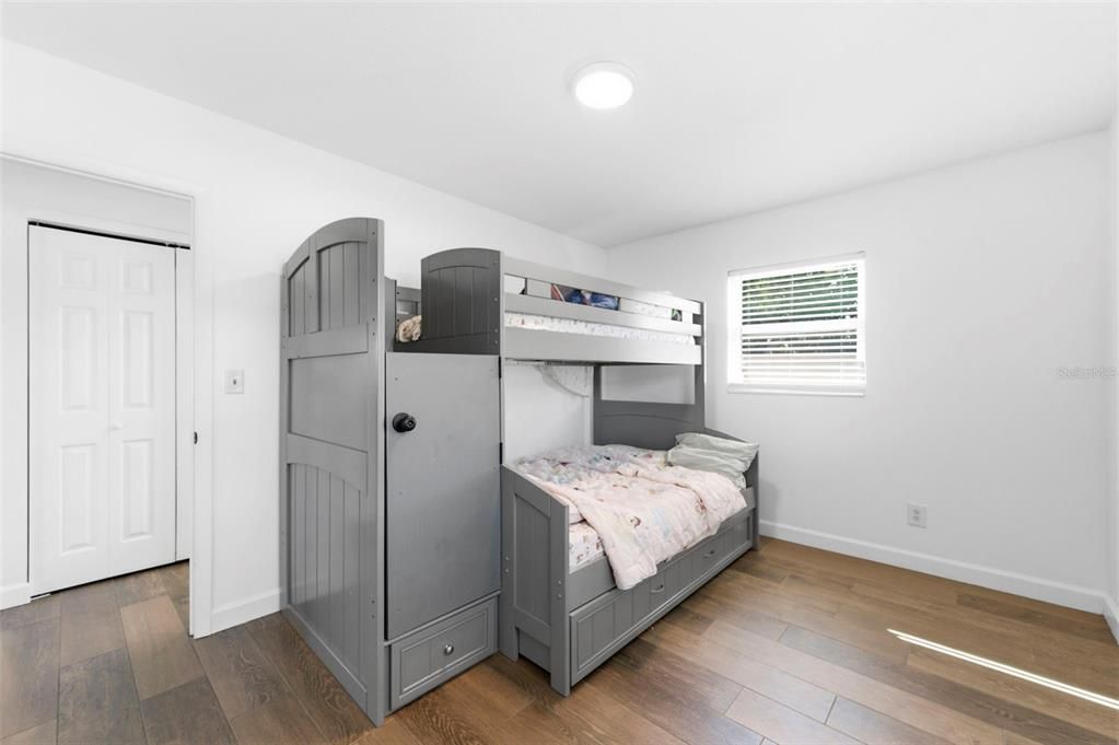 For Sale: $359,900 (2 beds, 1 baths, 875 Square Feet)