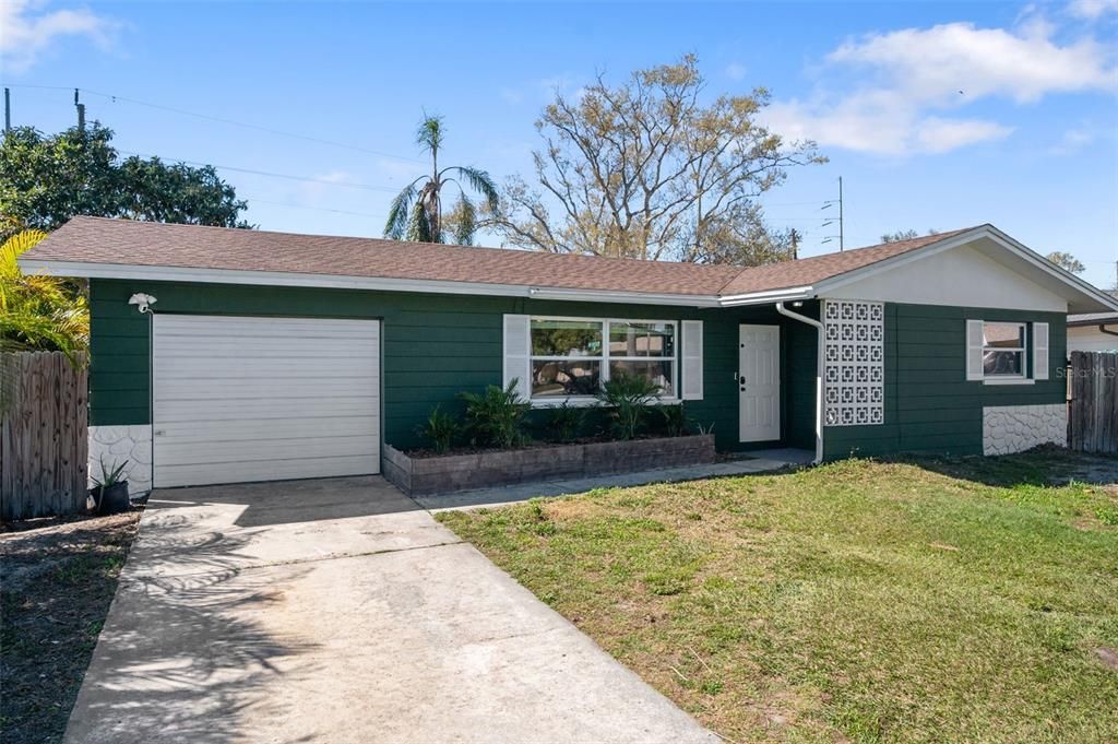 For Sale: $359,900 (2 beds, 1 baths, 875 Square Feet)