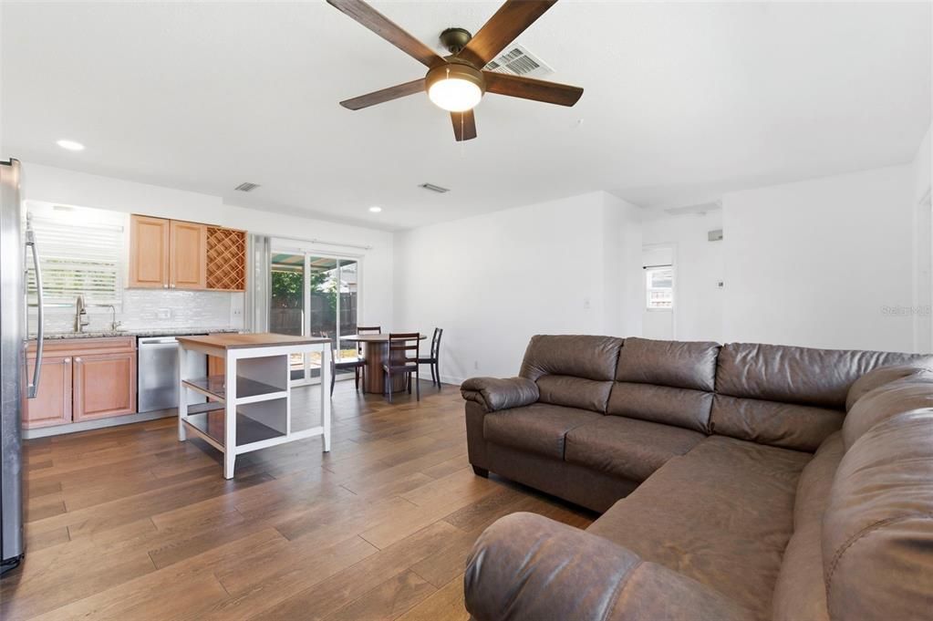 For Sale: $359,900 (2 beds, 1 baths, 875 Square Feet)