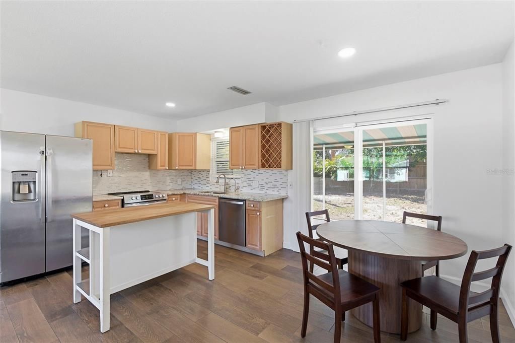 For Sale: $359,900 (2 beds, 1 baths, 875 Square Feet)