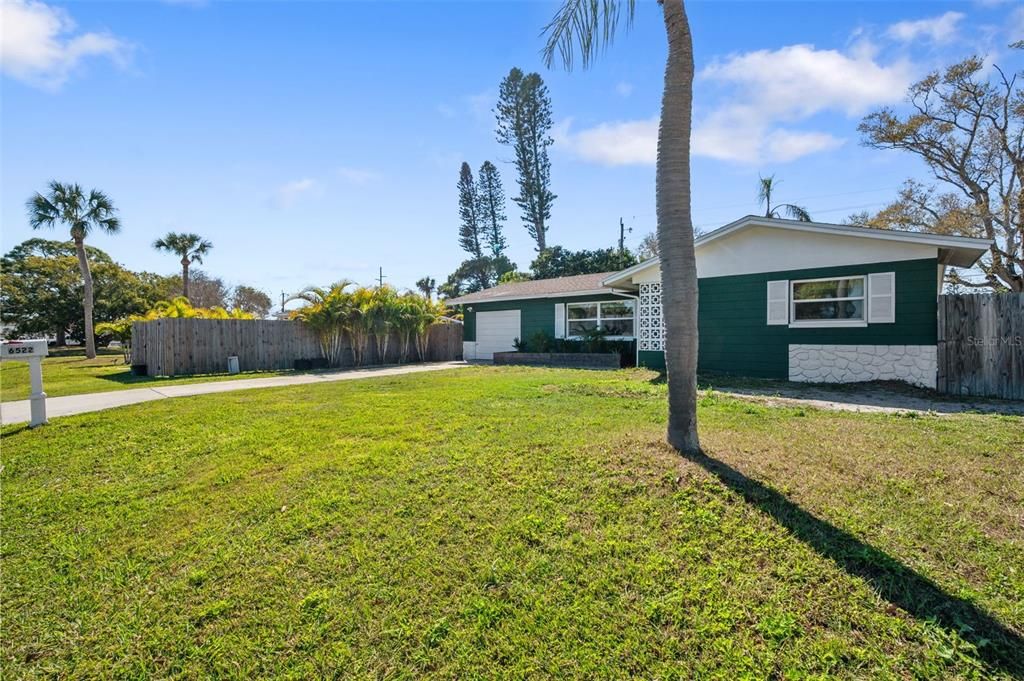 For Sale: $359,900 (2 beds, 1 baths, 875 Square Feet)
