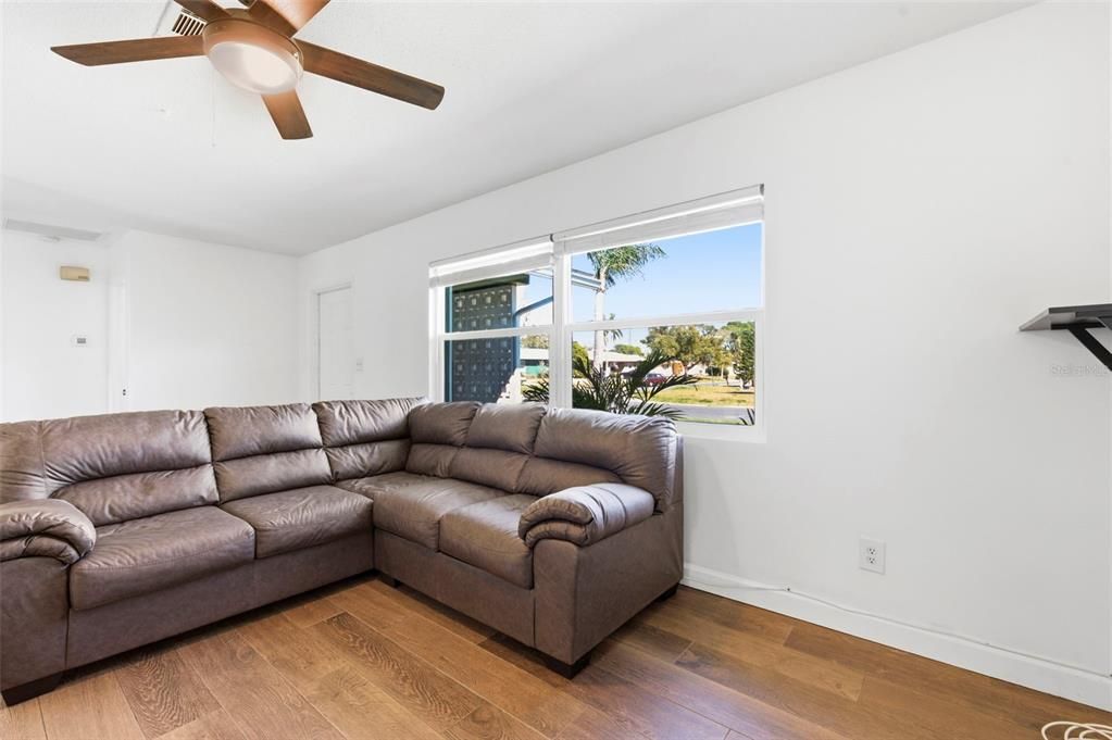 For Sale: $359,900 (2 beds, 1 baths, 875 Square Feet)