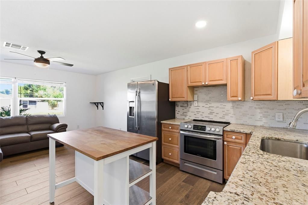 For Sale: $359,900 (2 beds, 1 baths, 875 Square Feet)