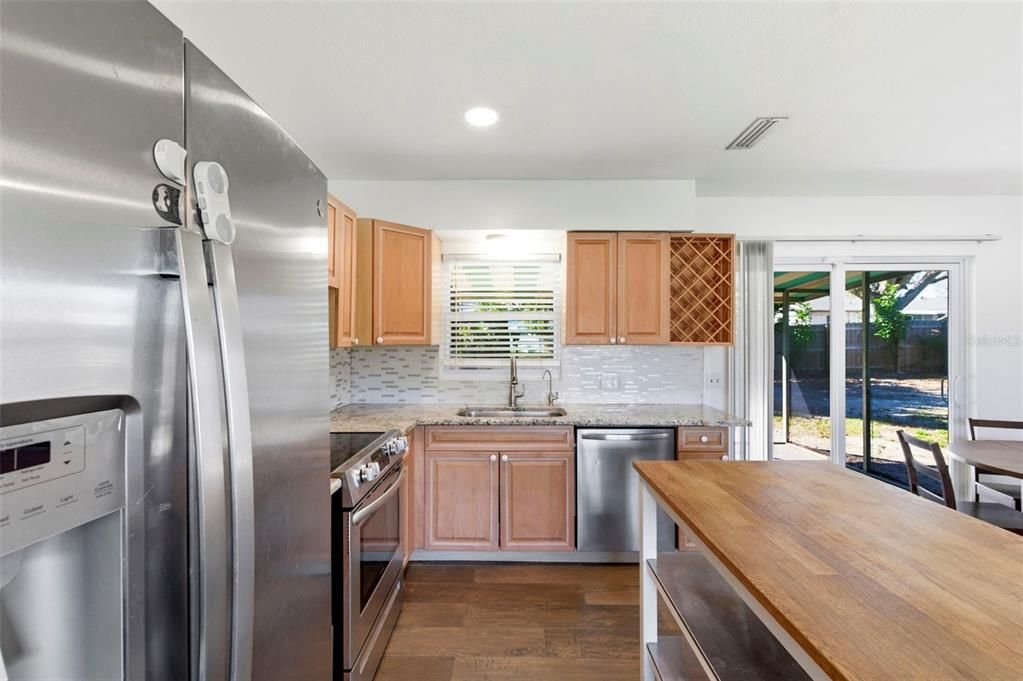 For Sale: $359,900 (2 beds, 1 baths, 875 Square Feet)