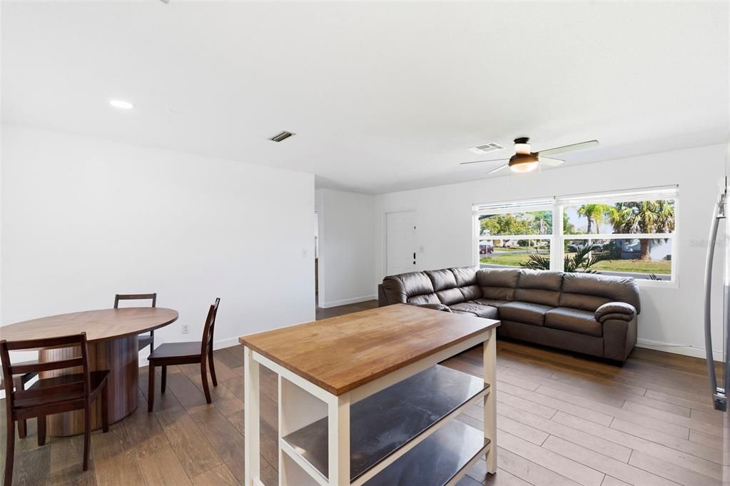 For Sale: $359,900 (2 beds, 1 baths, 875 Square Feet)