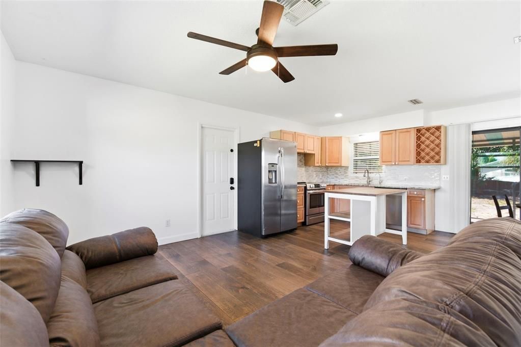 For Sale: $359,900 (2 beds, 1 baths, 875 Square Feet)