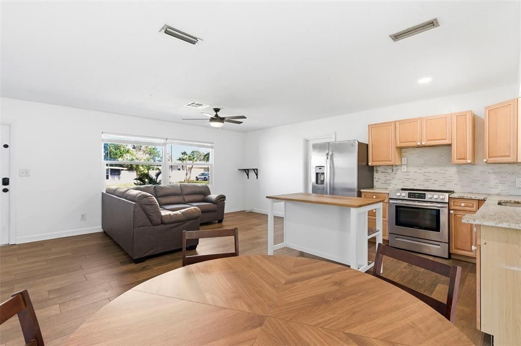 For Sale: $359,900 (2 beds, 1 baths, 875 Square Feet)