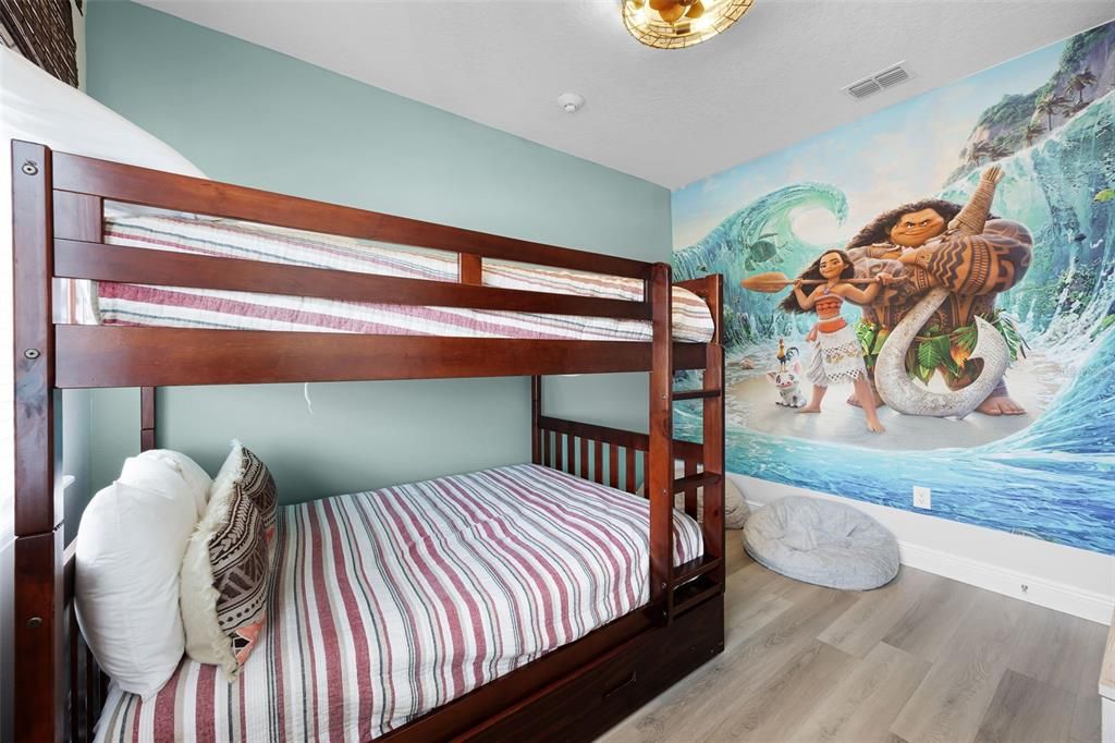 For Sale: $950,000 (9 beds, 8 baths, 4630 Square Feet)