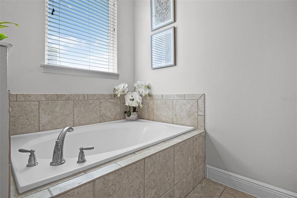 For Sale: $950,000 (9 beds, 8 baths, 4630 Square Feet)
