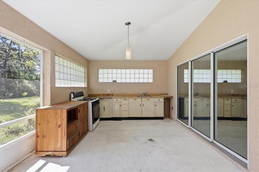 Activo con contrato: $359,875 (4 camas, 2 baños, 2357 Pies cuadrados)