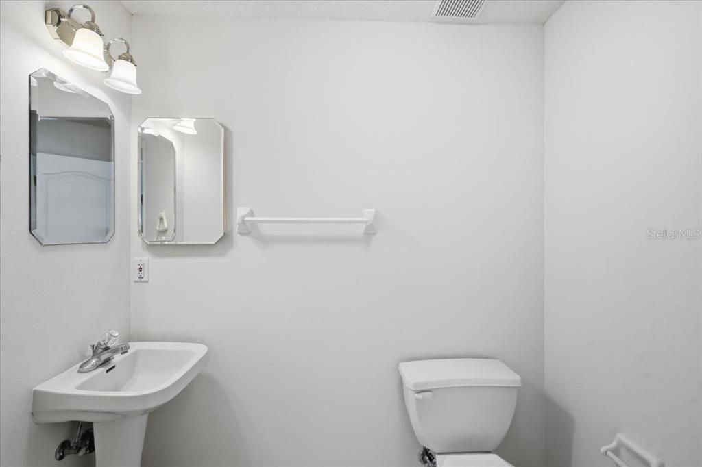 Activo con contrato: $359,875 (4 camas, 2 baños, 2357 Pies cuadrados)