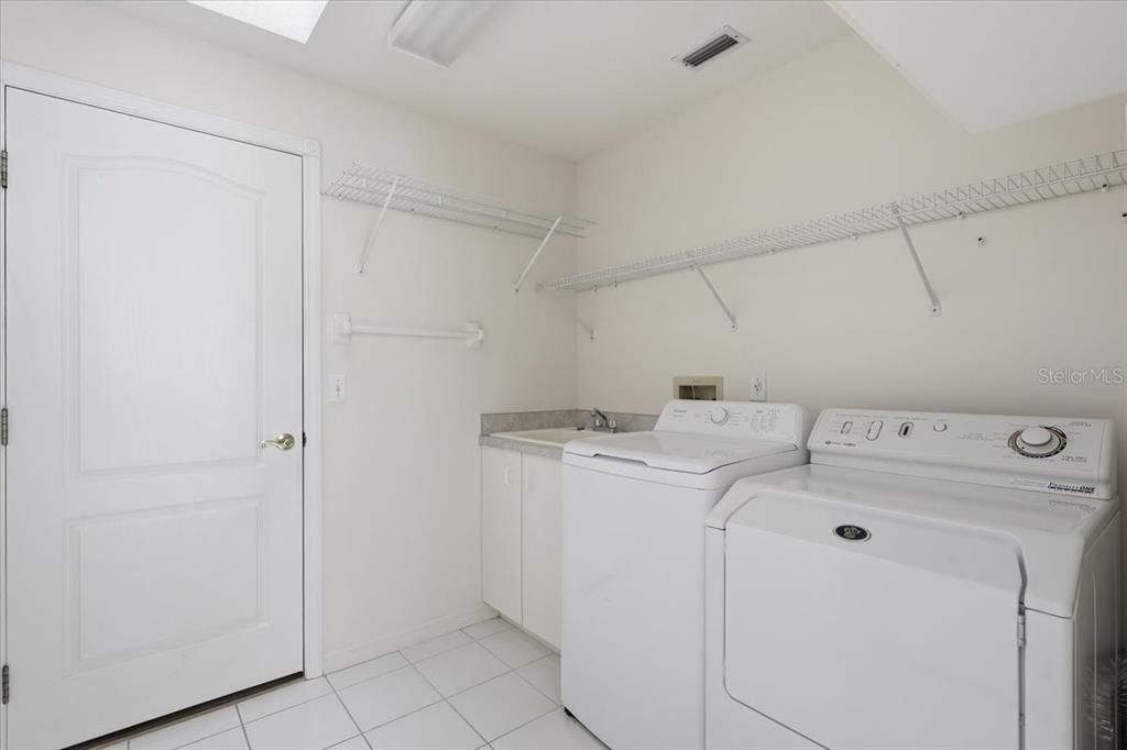 Activo con contrato: $359,875 (4 camas, 2 baños, 2357 Pies cuadrados)