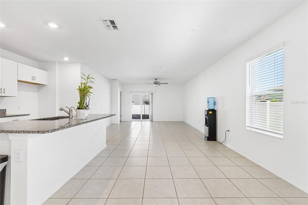En Venta: $445,000 (5 camas, 2 baños, 2389 Pies cuadrados)