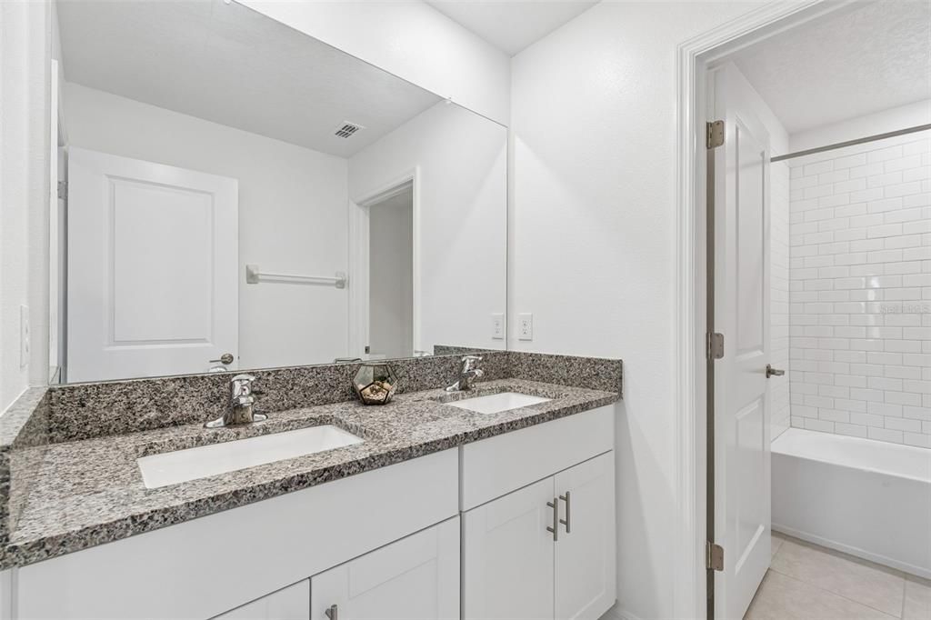 En Venta: $445,000 (5 camas, 2 baños, 2389 Pies cuadrados)
