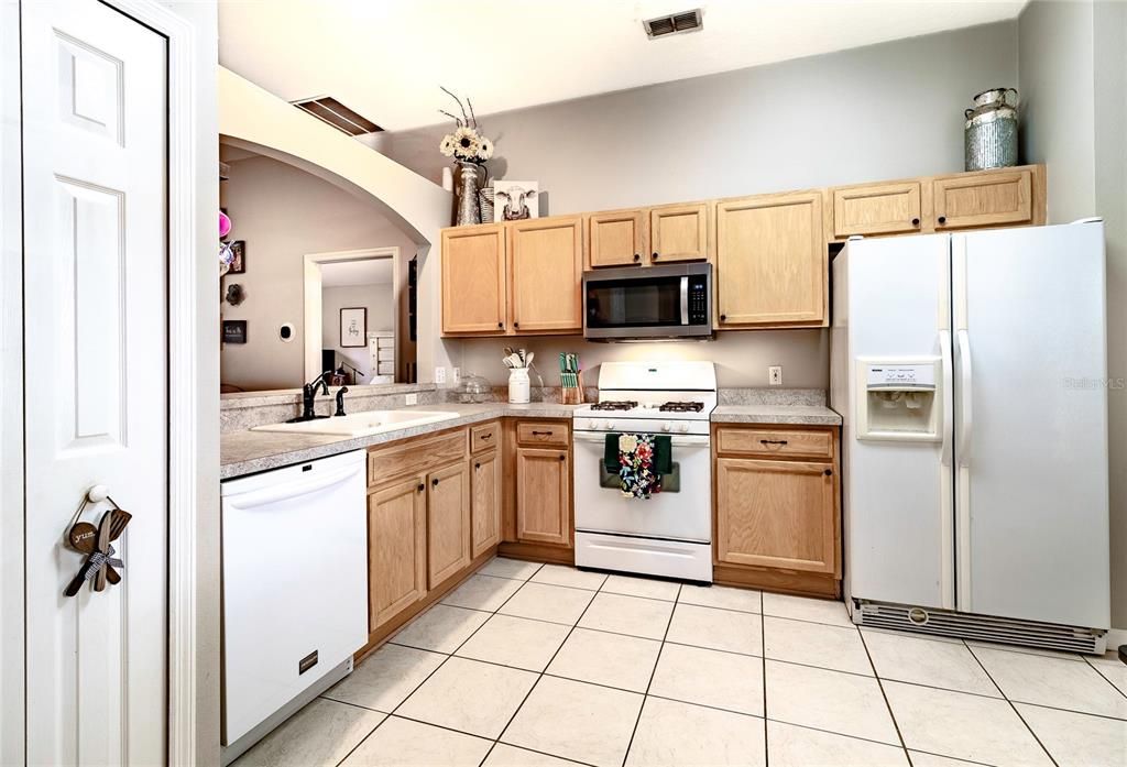 For Rent: $2,000 (3 beds, 2 baths, 1230 Square Feet)