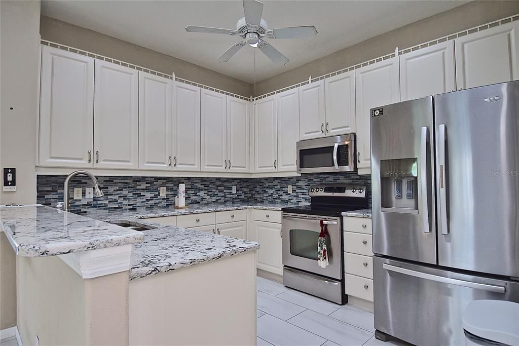 Activo con contrato: $355,000 (2 camas, 2 baños, 1440 Pies cuadrados)
