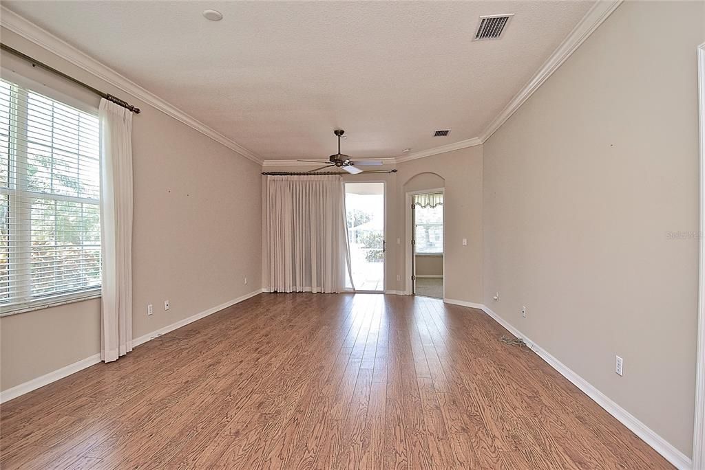 Activo con contrato: $355,000 (2 camas, 2 baños, 1440 Pies cuadrados)