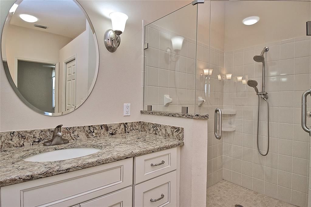 Activo con contrato: $355,000 (2 camas, 2 baños, 1440 Pies cuadrados)