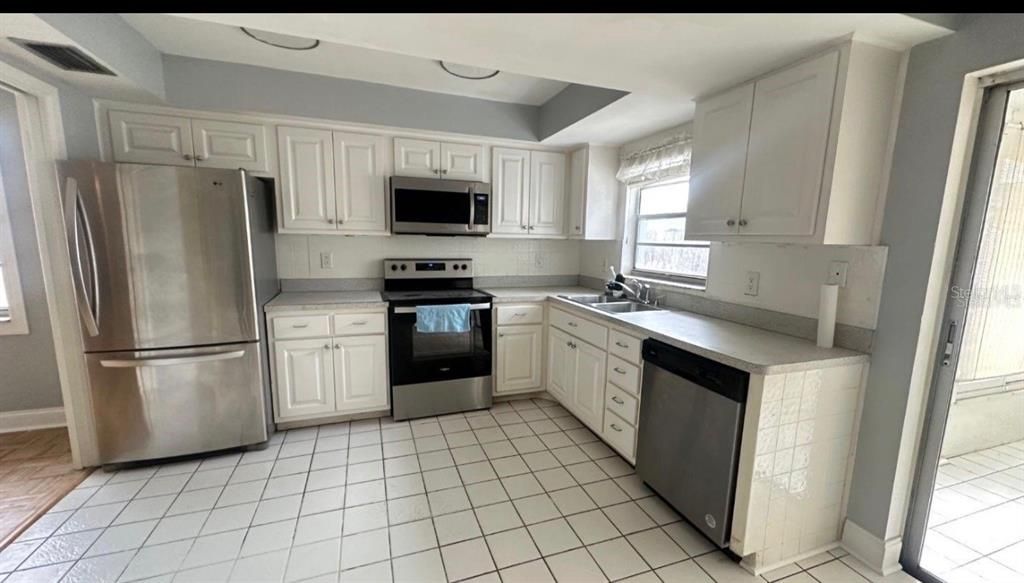 В аренду: $2,800 (4 спален, 2 ванн, 1594 Квадратных фут)