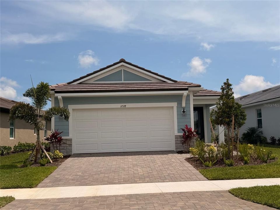 Recently Sold: $490,000 (2 beds, 2 baths, 1687 Square Feet)