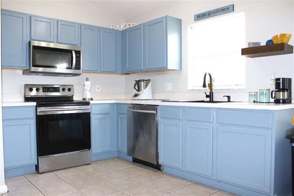 For Sale: $370,000 (4 beds, 2 baths, 1936 Square Feet)