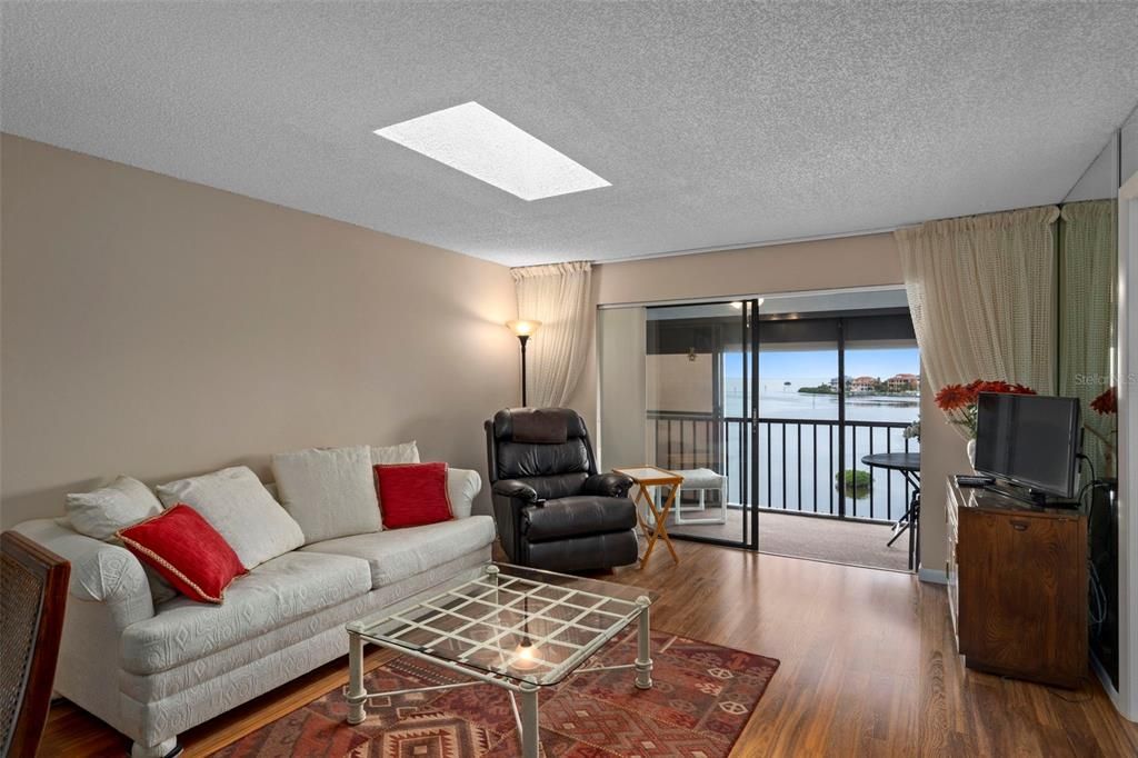 For Sale: $170,000 (2 beds, 2 baths, 1025 Square Feet)