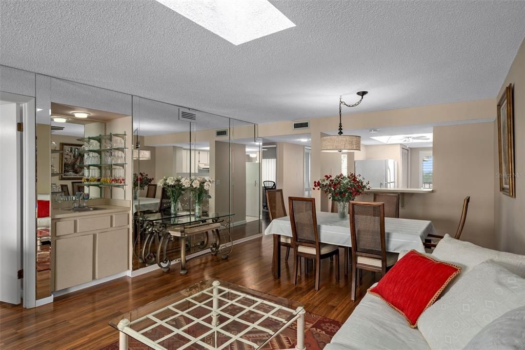 For Sale: $170,000 (2 beds, 2 baths, 1025 Square Feet)