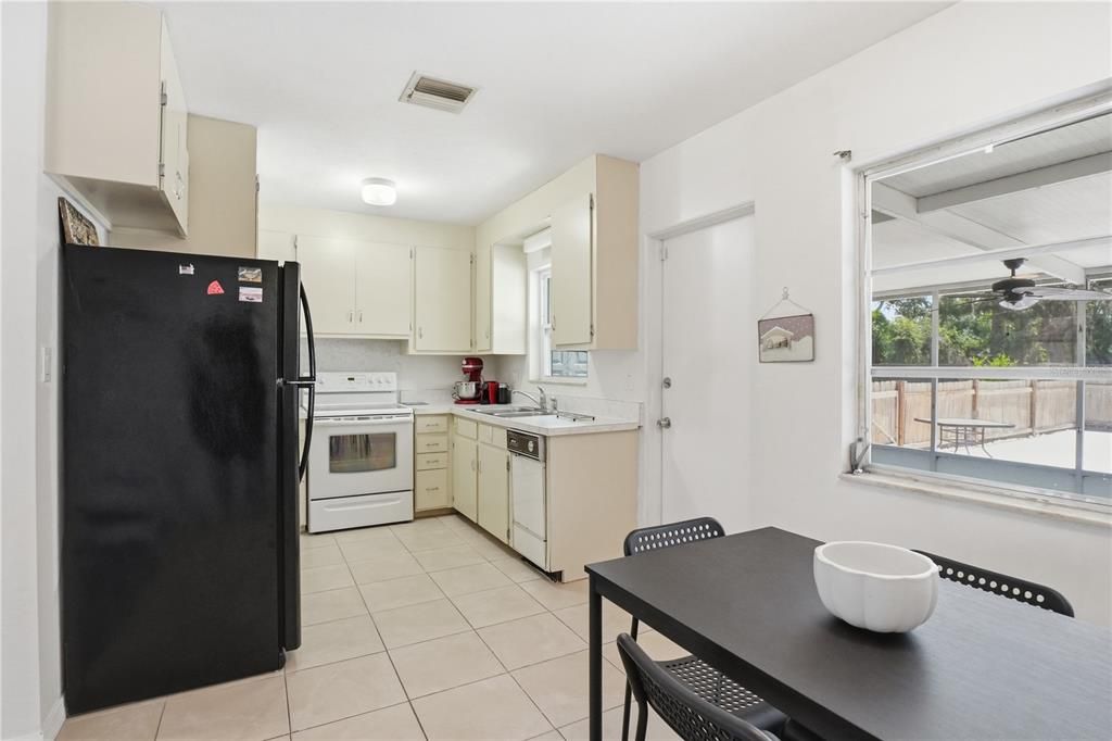 Activo con contrato: $349,000 (2 camas, 1 baños, 1000 Pies cuadrados)