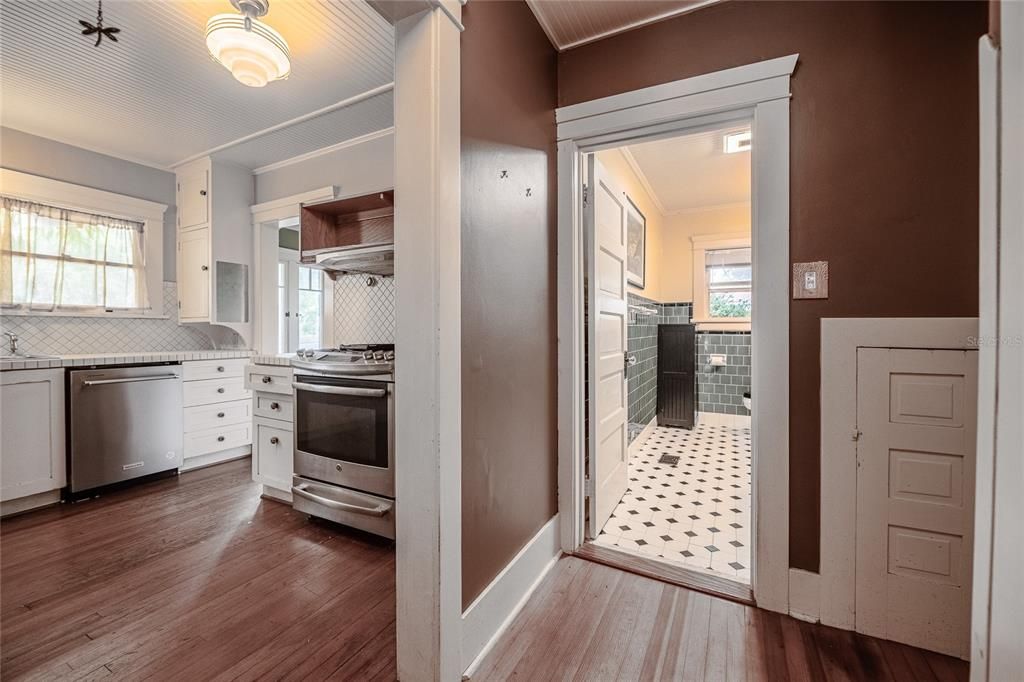 For Sale: $389,000 (3 beds, 1 baths, 1924 Square Feet)