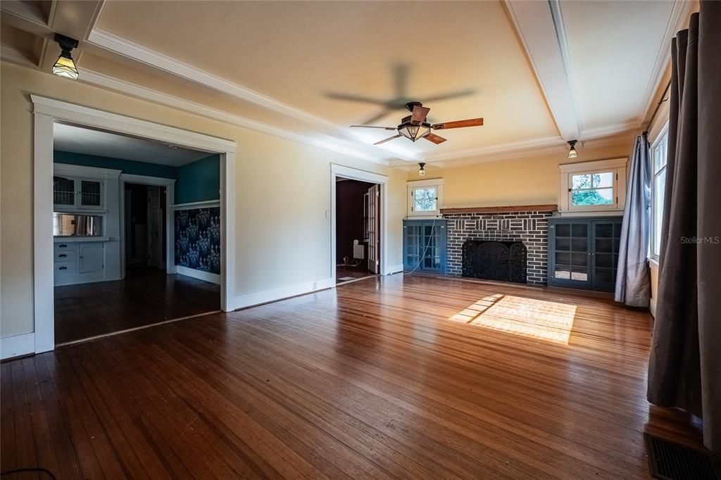 For Sale: $389,000 (3 beds, 1 baths, 1924 Square Feet)