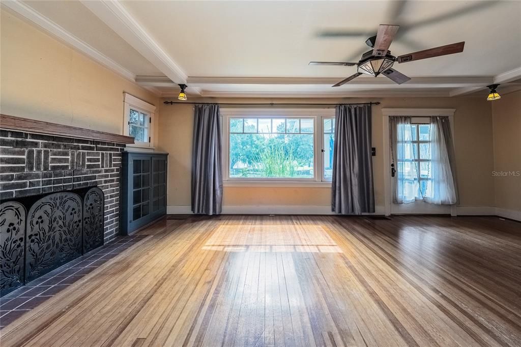 For Sale: $389,000 (3 beds, 1 baths, 1924 Square Feet)