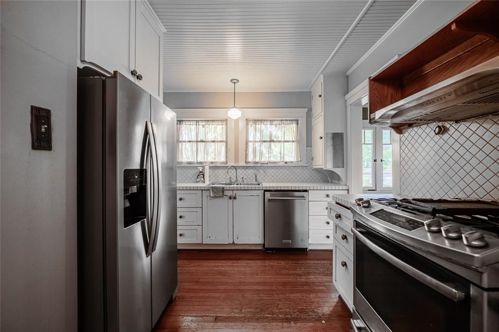 For Sale: $389,000 (3 beds, 1 baths, 1924 Square Feet)